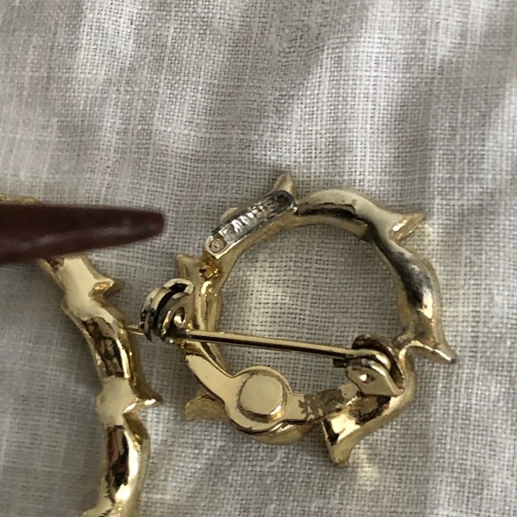 Vtg Gerry’s Leaf Wreath Shaped Brooch Pair - Picture 11 of 14